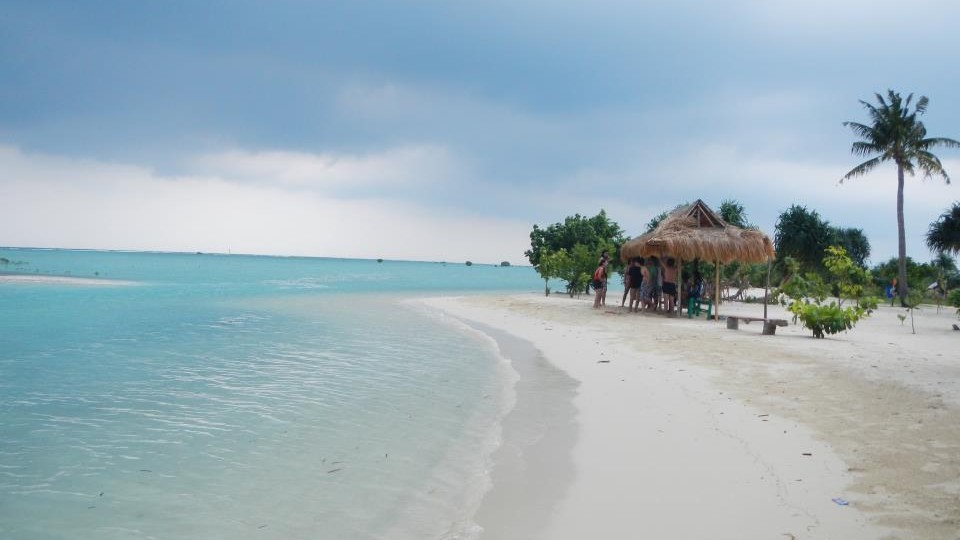 Kamu Belum Liburan ke Pantai Lipi Pulau Pari? Rugi Banget!