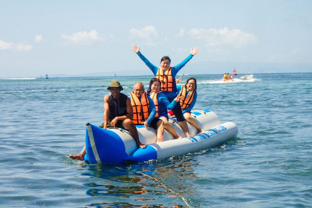 Wisatawan bermain banana boat di perairan Kepulauan Seribu