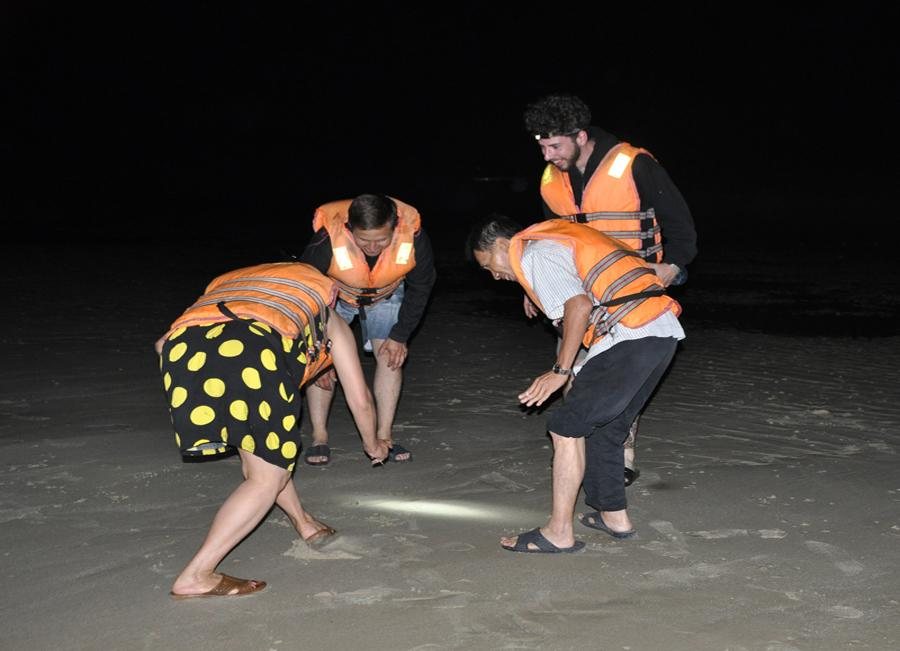 Susur Pantai dan Berburu Kepiting Malam Hari